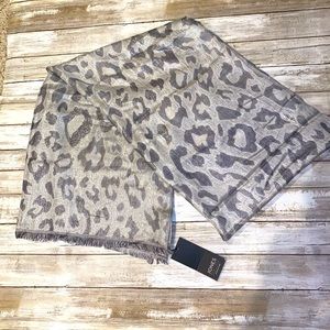 New with tags Metallic silver Leopard Print Scarf